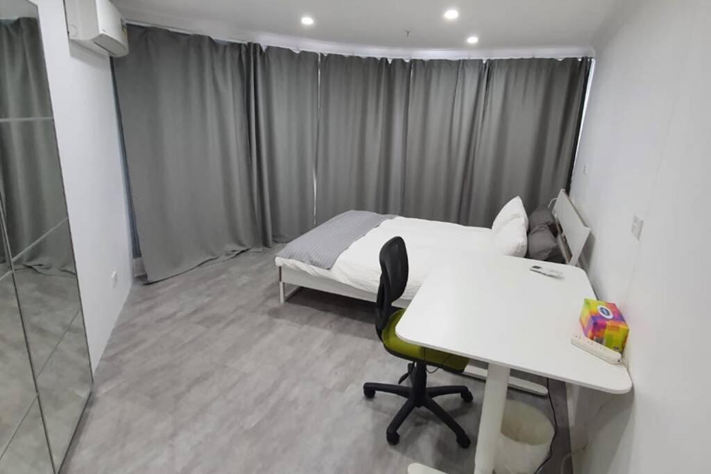 Dana-Spacious Private Room In Shared 2-Bedroom Apartment-1 Κανμπέρα Εξωτερικό φωτογραφία